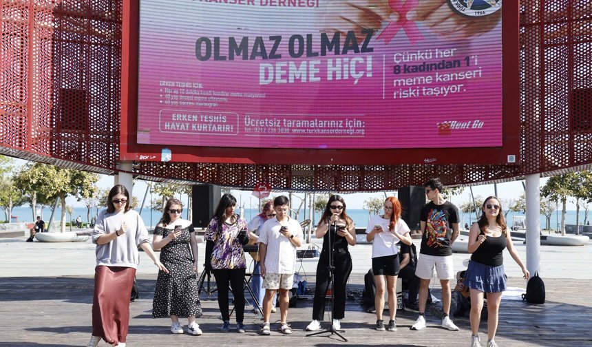 Erasmuslu gençlerden mini konser