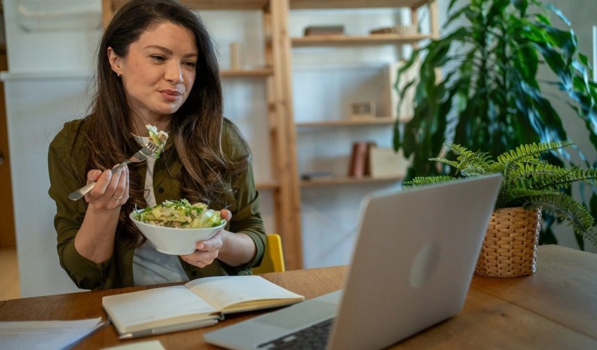 Ekran süresi beslenme alışkanlıklarını değiştiriyor!