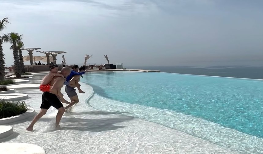 Jason Statham’dan sonsuzluk havuzunda poz