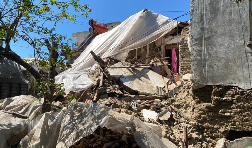 Antalya'da kerpiç ev çöktü