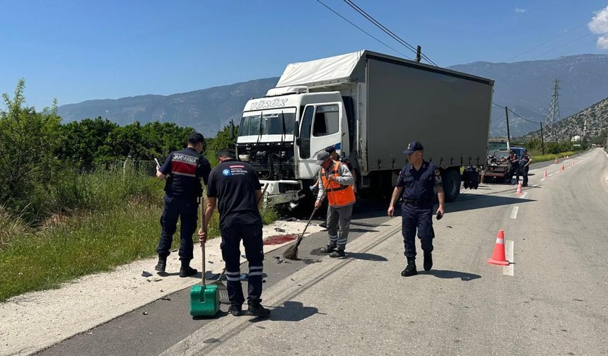 Antalya'da genç sürücü kazada hayatını kaybetti