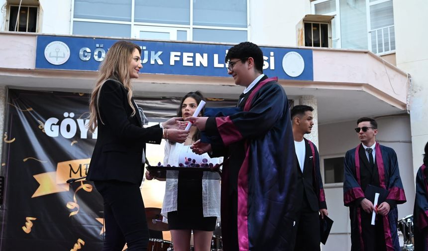 Kemer'de mezuniyet sevinci