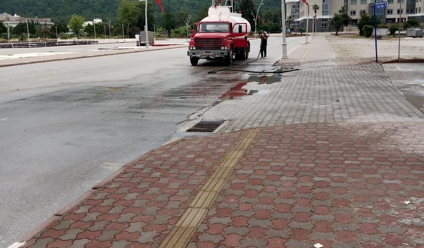 Kemer'de yollar yıkanıyor