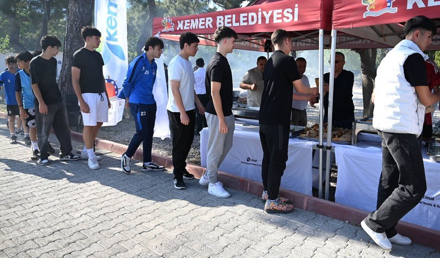 Kemer'de mangal partisi