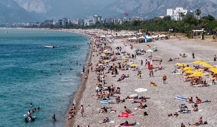 Antalya'da sahiller doldu
