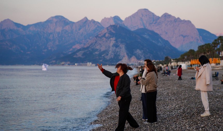 Antalya günün ilk ışıklarıyla Konyaaltı Sahili'ne akın etti