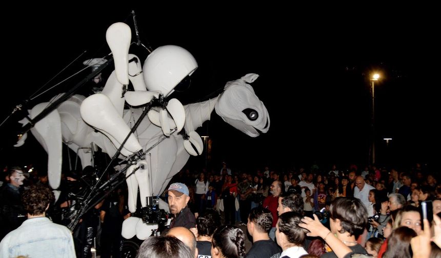 Antalya Uluslararası Tiyatro Festivali'ne renkli kortej