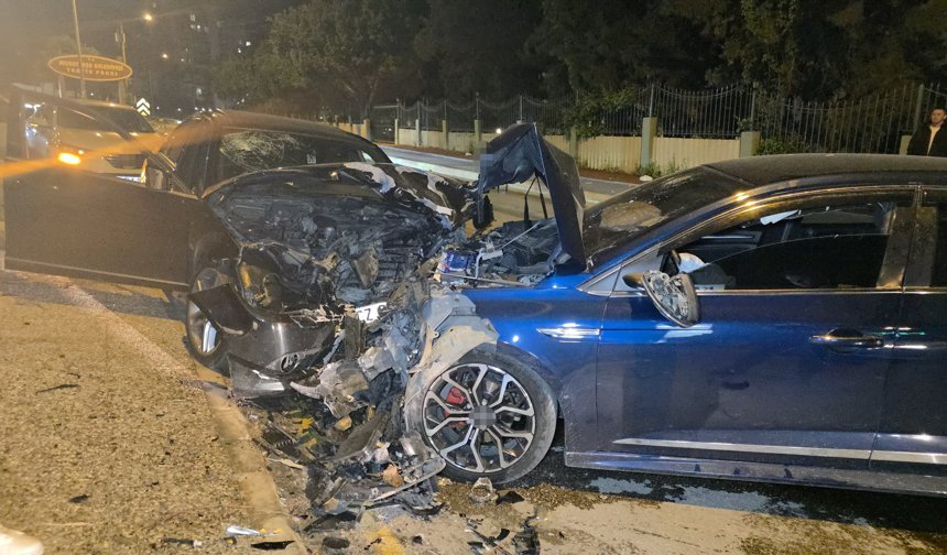 Muratpaşa'da otomobiller kafa kafaya çarpıştı