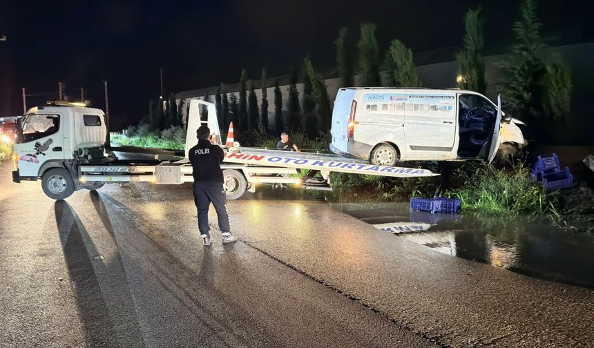 Antalya'da kamyonet su kanalında asılı kaldı