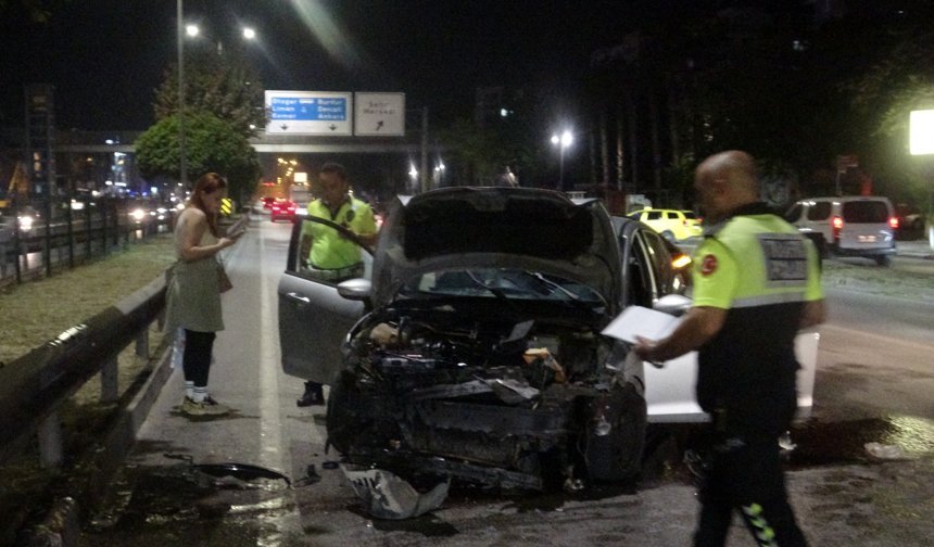 Kepez'de araç hurdaya döndü