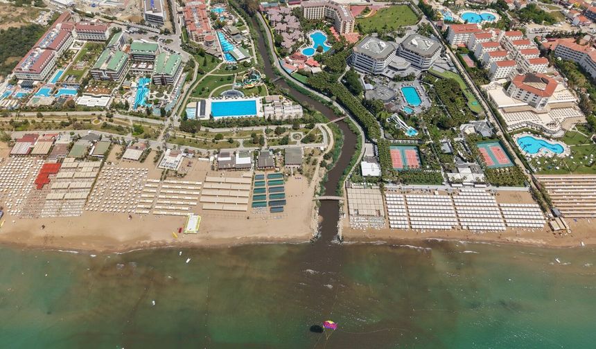 Deniz kahverengiye büründü, turistler sahili boşalttı