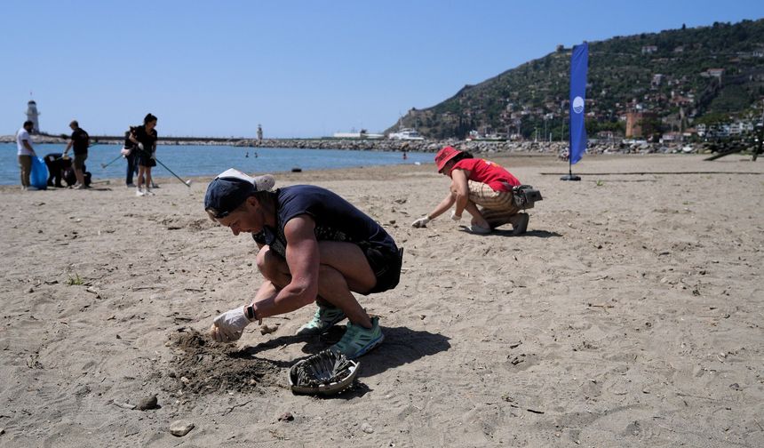 Alanya'da deniz ve sahilde temizlik etkinliği