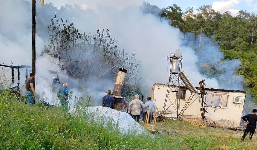 Kumluca'da müstakil ev küle döndü