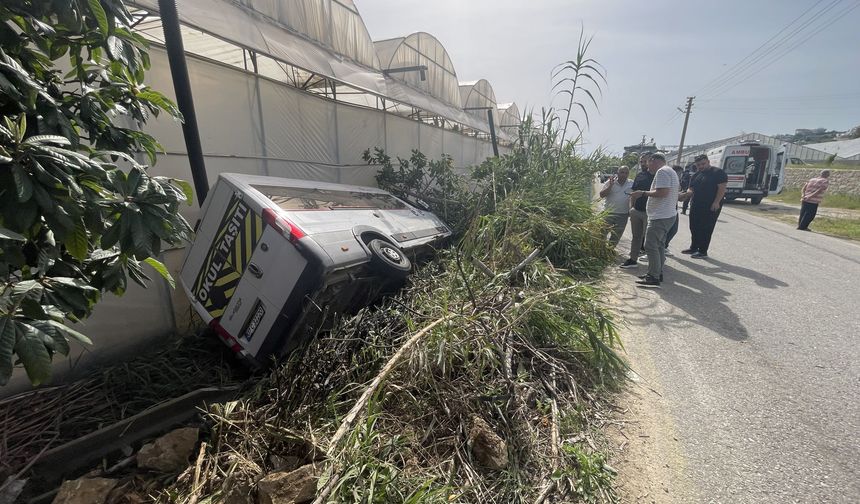 Alanya'da okul servisi şarampole devrildi