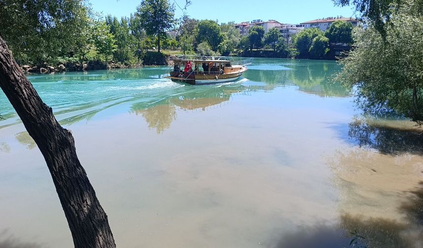 Manavgat Irmağı'nda endişelendiren görüntü