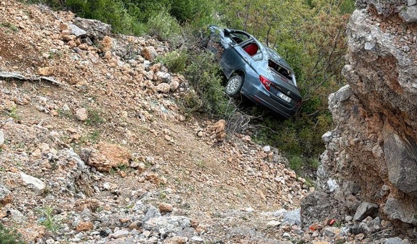 Manavgat'ta otomobil şarampole uçtu