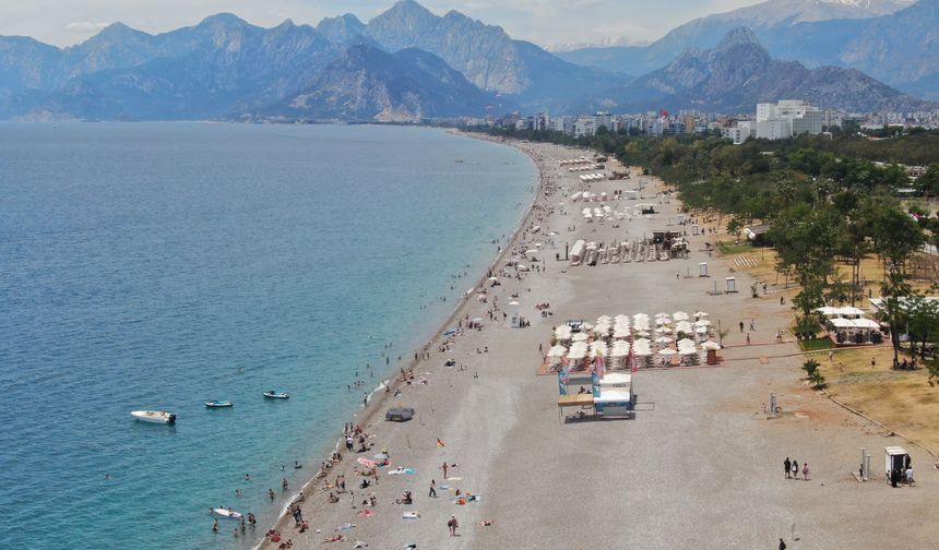 Konyaaltı Sahili mesire alanına döndü
