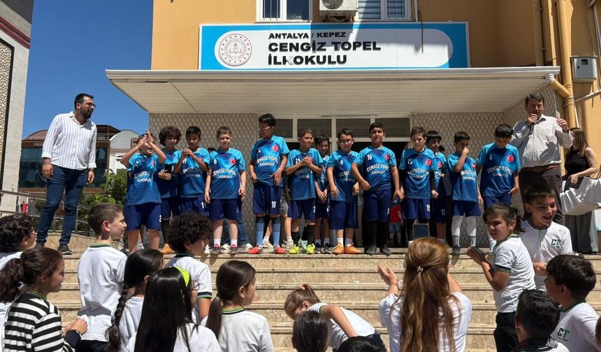 Kepez'de şampiyon Cengiz Topel İlkokulu