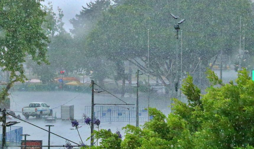 Antalya'da sağanak ve dolu etkili oldu
