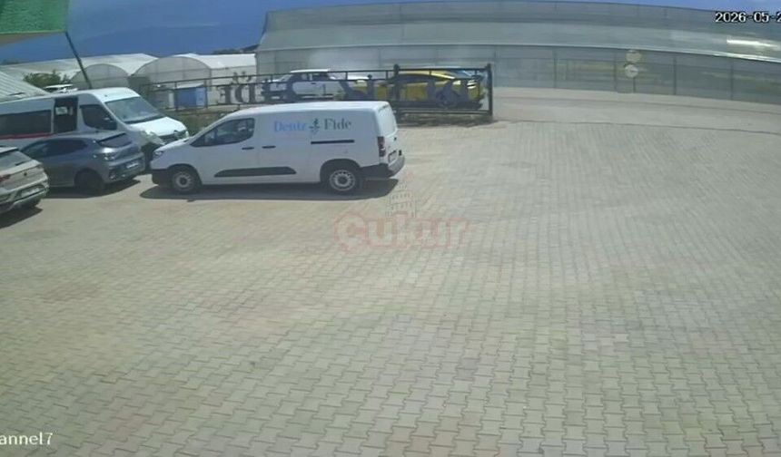 Otomobillerin kafa kafaya çarpıştığı kaza kamerada