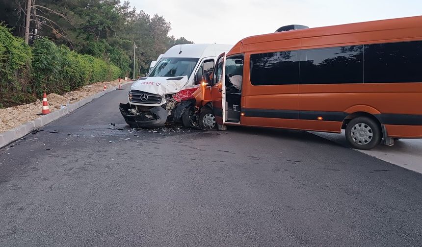 Tur minibüsü kaza yaptı: 13 yaralı