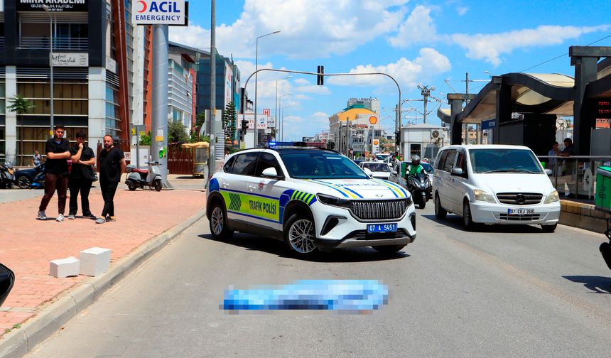 Antalya'da otomobilin çarptığı çocuk öldü