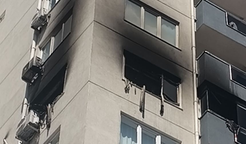 Oyun için yakılan mum daireyi küle çevirdi