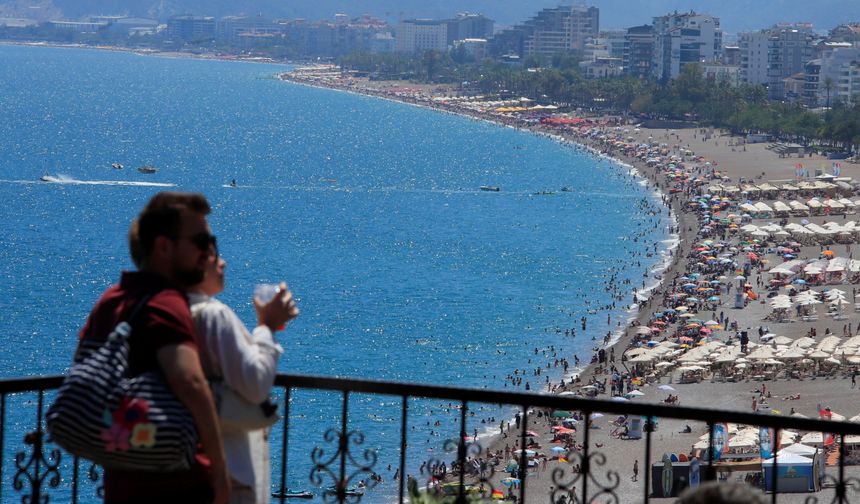 Tatilciler Konyaaltı Sahili'ne akın etti