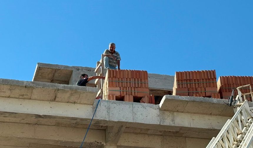 Mahsur kalan ustayı itfaiye ekipleri kurtardı