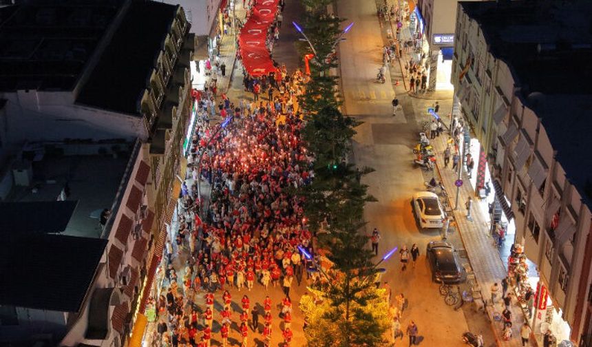 Kemer'de konser ve fener alayı coşkusu