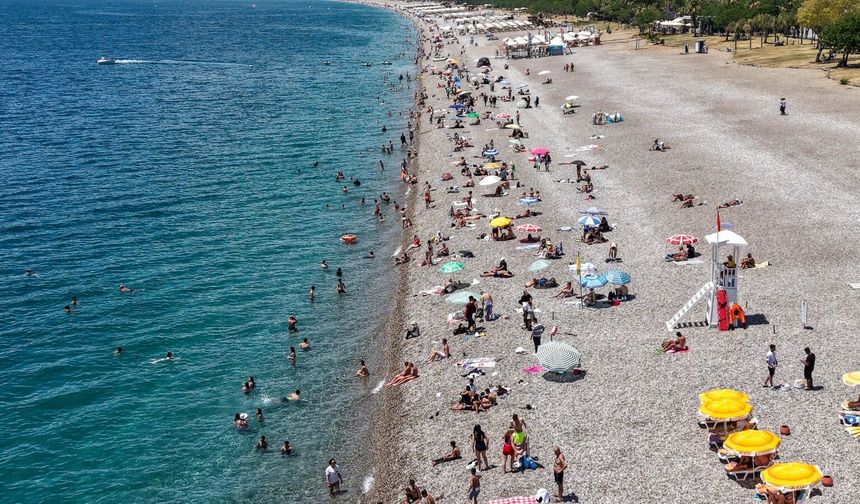 Sıcaktan bunalanlar sahile akın etti