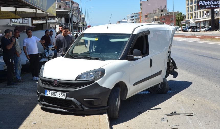 Serik'te kontrolden çıkan kamyonet korku saçtı