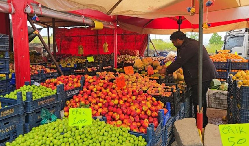 Uygun fiyata sebze meyve satışı yaparak gönülleri kazandı