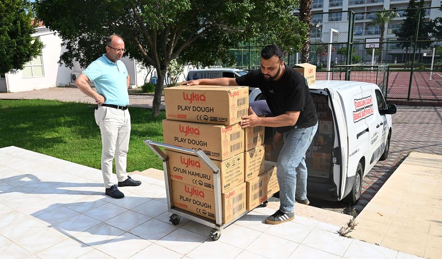 Kemer'de öğrencilere kırtasiye desteği