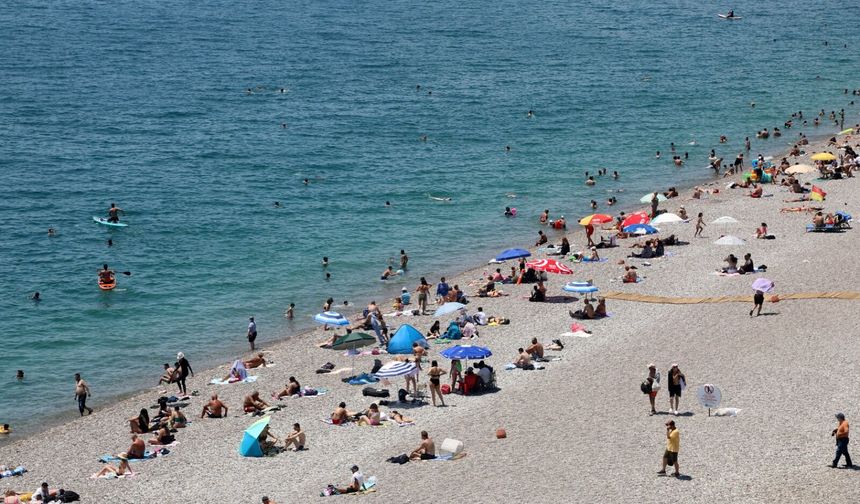 Antalya'da sıcaklık 30 dereceyi aştı
