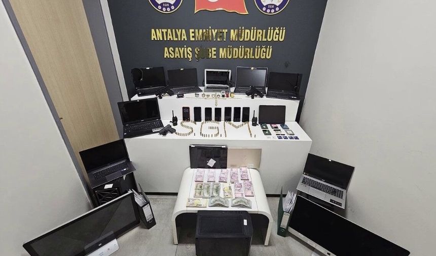 Antalya'da dolandırıcı şebekesi çökertildi