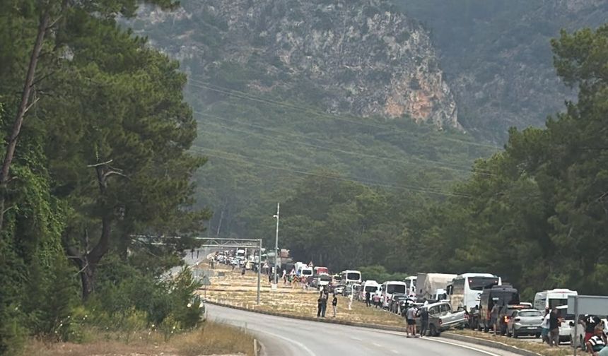 TIR devrilidi trafik felç oldu