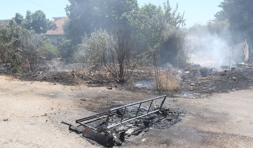 Kepez'de çekyattan sıçrayan yangın evleri tehdit etti