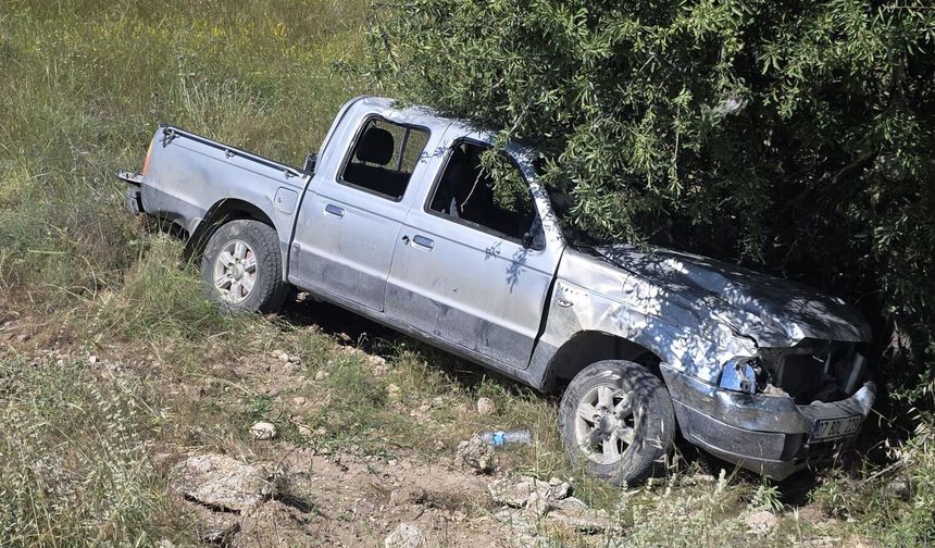 Korkuteli'de kamyonet dereye uçtu