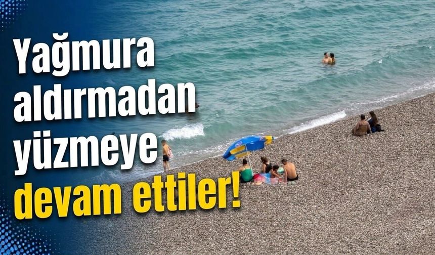 Yağmura aldırmadan yüzmeye devam ettiler