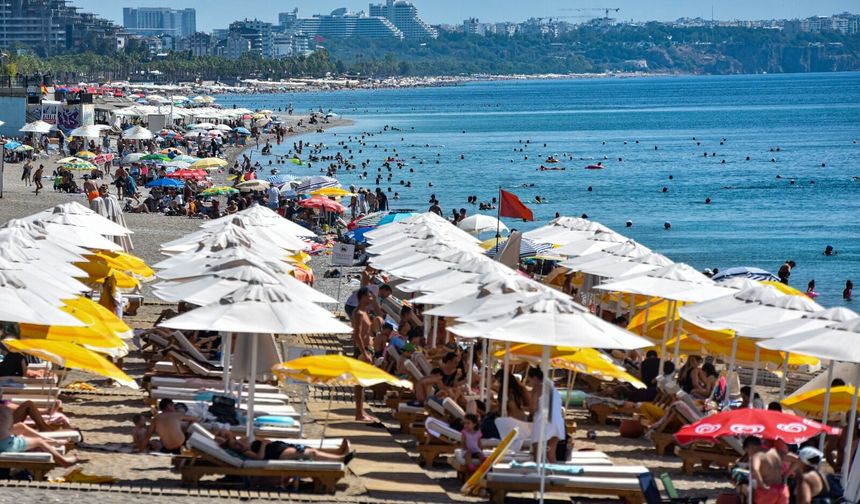 Antalya'da sıcak hava bunalttı