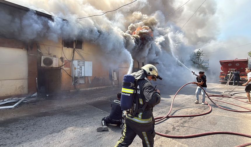 Antalya'da 4 depo alevlere teslim oldu