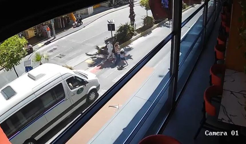 Yayaya yol veren araca arkadan çarptı
