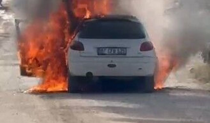Antalya'da seyir halindeki otomobil alev topuna döndü