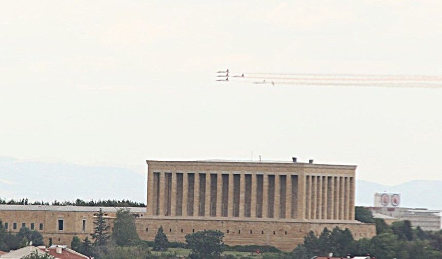 Türk Yıldızları'ndan prova uçuşu