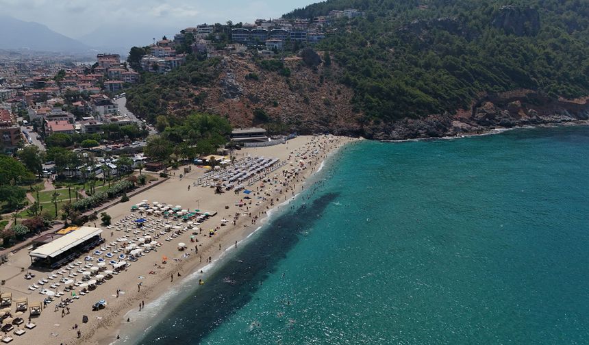 Antalya'da turistler denize koştu