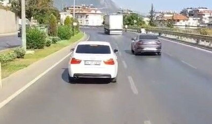 Siren ve kornalara rağmen ambulansa yol vermedi!