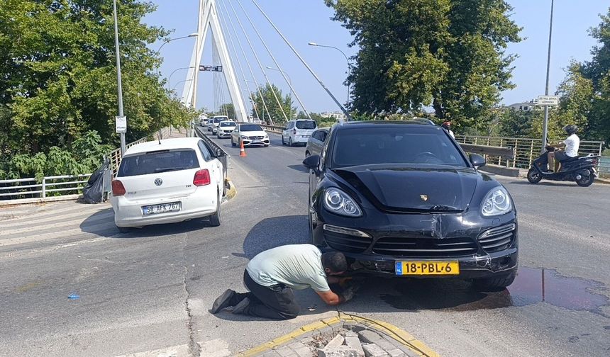 İki otomobil köprüde çarpıştı