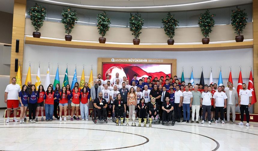 Özdemir şampiyon sporcuları ağırladı