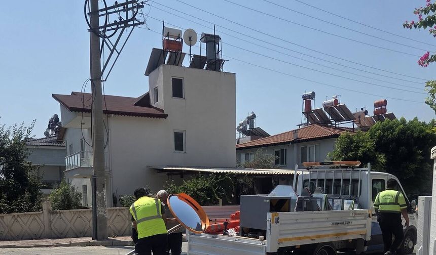 Büyükşehir ekipleri Kemer'de sahada